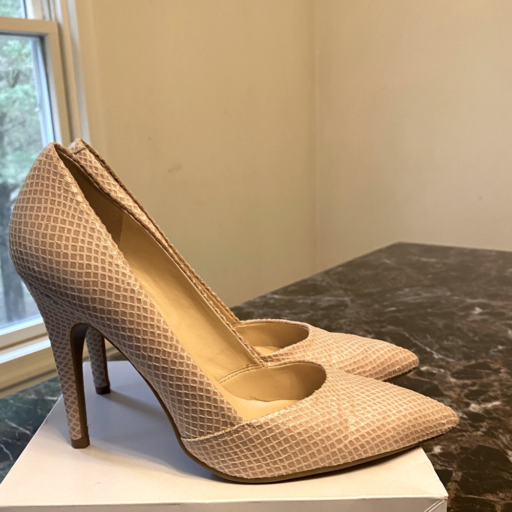 GUESS WOMEN’S POINTED TOE CLASSIC PUMP. - Picture 8 of 13